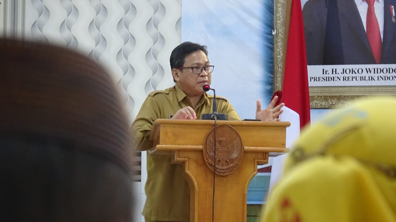 Kepala Biro Organisasi Setda Provinsi Gorontalo Aryanto Husain, saat memaparkan progres penyerderhanaan birokrasi Pemerintah Provinsi Gorontalo, pada Rapat Koordinasi Uji Publik Rancangan Kementerian PANRB Bidang Kelembagaan dan Tatalaksana, Selasa (12/10/21), di Ruang Rapat Doluhupa Kantor Gubernur Gorontalo.